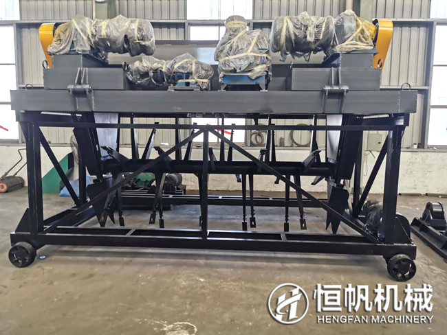 一套有機(jī)肥生產(chǎn)設(shè)備一共大概需要多少錢?(圖2) 槽式翻堆機(jī)